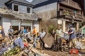 Menschen beim Ausräumen der Häuser nach der Flutkatastrophe (Archiv): Der Wiederaufbau wird Jahre dauern.