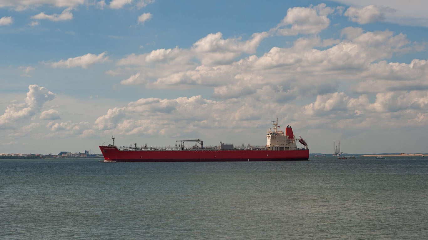 Ein Öltanker im Meer (Symbol): Weitere Angaben zu dem Vorfall sollen später bekanntgegeben werden.