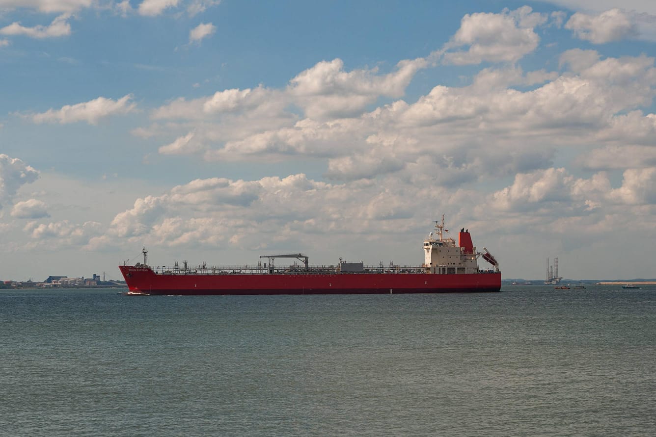 Ein Öltanker im Meer (Symbol): Weitere Angaben zu dem Vorfall sollen später bekanntgegeben werden.