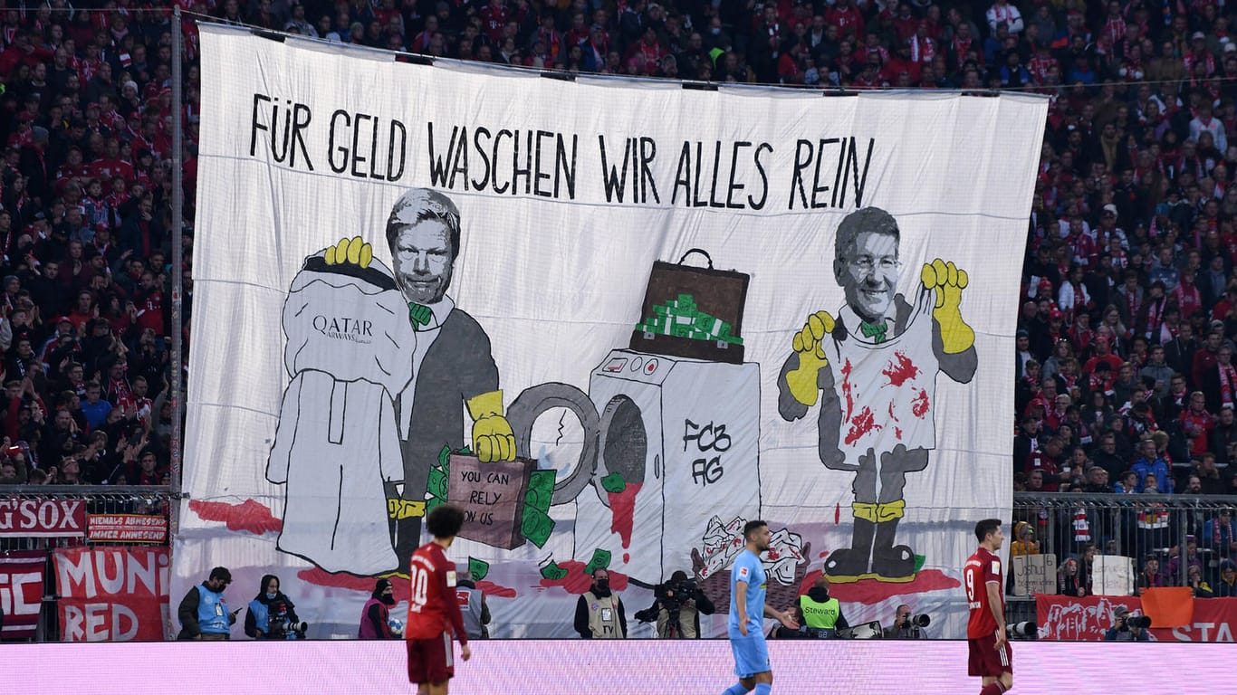 Mit einem Transparent "Für Geld waschen wir alles rein" protestierten Bayern-Fans gegen die Geschäftsbeziehungen mit Katar.
