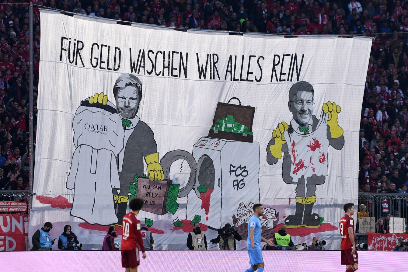 Mit einem Transparent "Für Geld waschen wir alles rein" protestierten Bayern-Fans gegen die Geschäftsbeziehungen mit Katar.