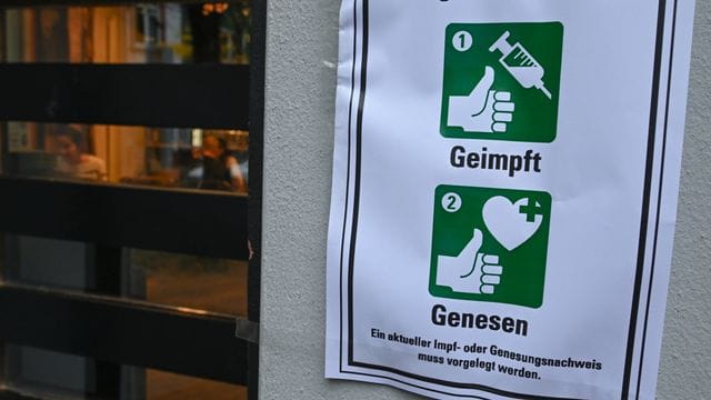 Bislang gilt die 2G-Regel im Stadion nur für die Zuschauer, nicht für die Fußballprofis. Bislang gilt die 2G-Regel im Stadion nur für die Zuschauer, nicht für die Fußballprofis.