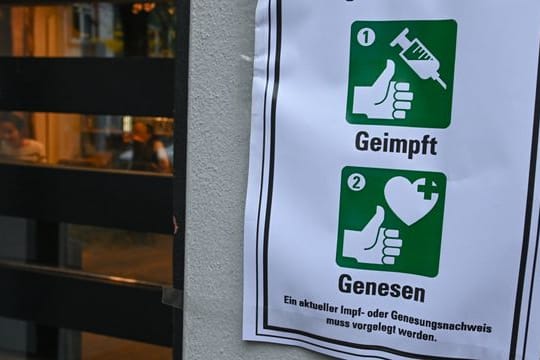 Bislang gilt die 2G-Regel im Stadion nur für die Zuschauer, nicht für die Fußballprofis.