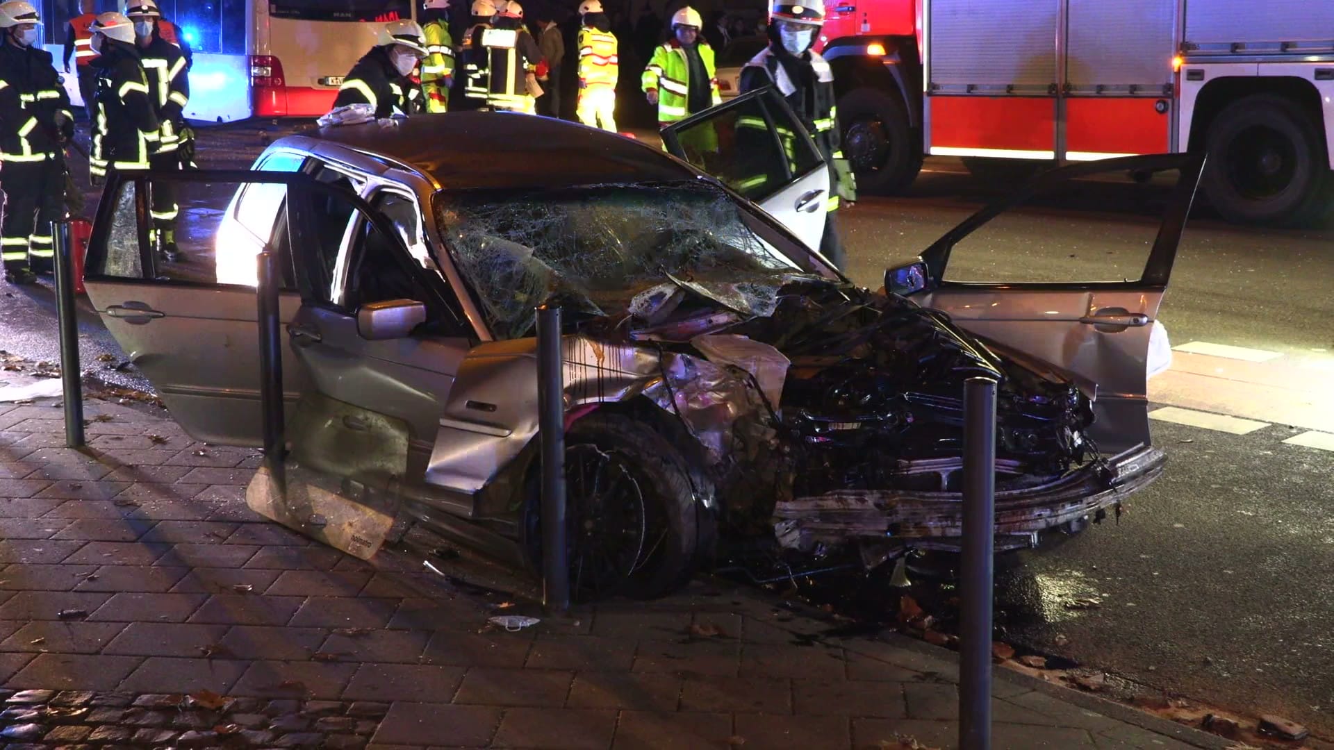 Ein Autowrack ist nach einem Unfall am Straßenrand zu sehen: Das Auto war in den Gegenverkehr geraten und mit einem Bus kollidiert. Ein Autowrack ist nach einem Unfall am Straßenrand zu sehen: Das Auto war in den Gegenverkehr geraten und mit einem Bus kollidiert.