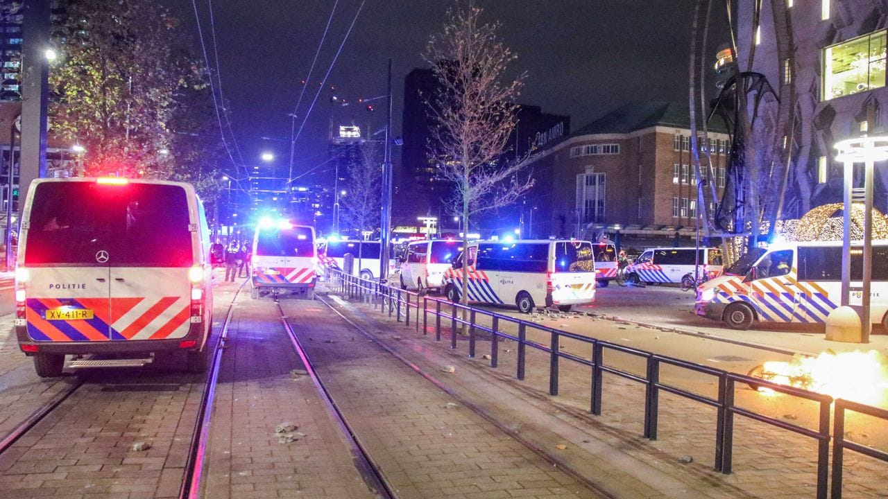 Mannschaftswagen der Polizei in Rotterdam.