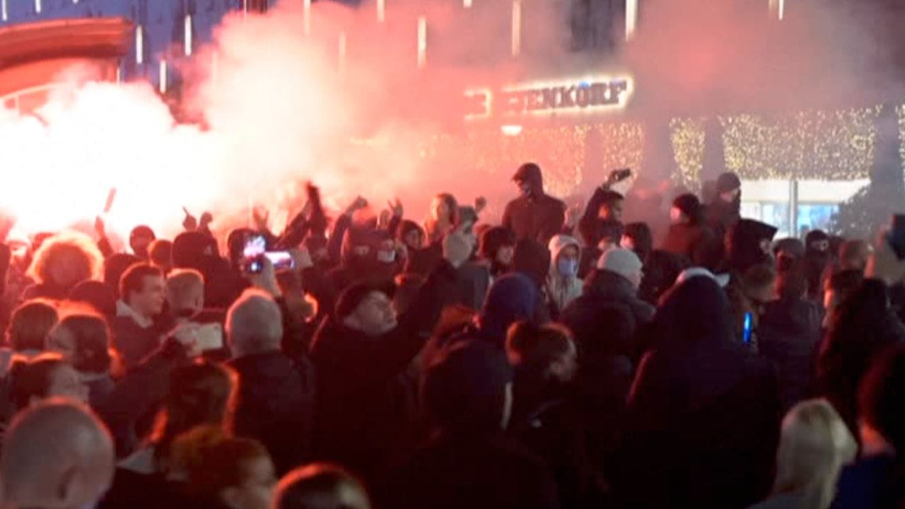 Videostandbilder zeigen die teils gewalttätigen Proteste gegen die von der Regierung geplanten Corona-Maßnahmen.