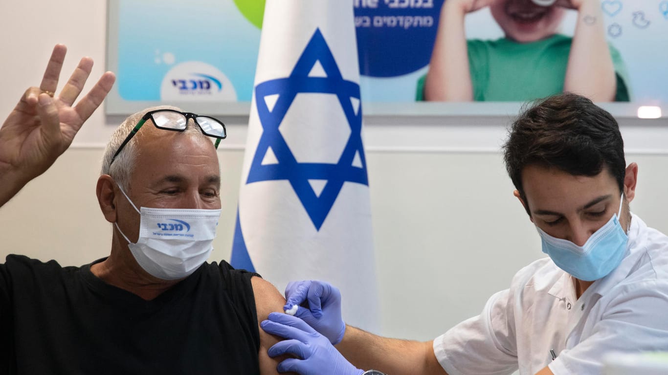 Dritte Impfung: Israel hat als erstes Land weltweit mit dem Boostern begonnen.