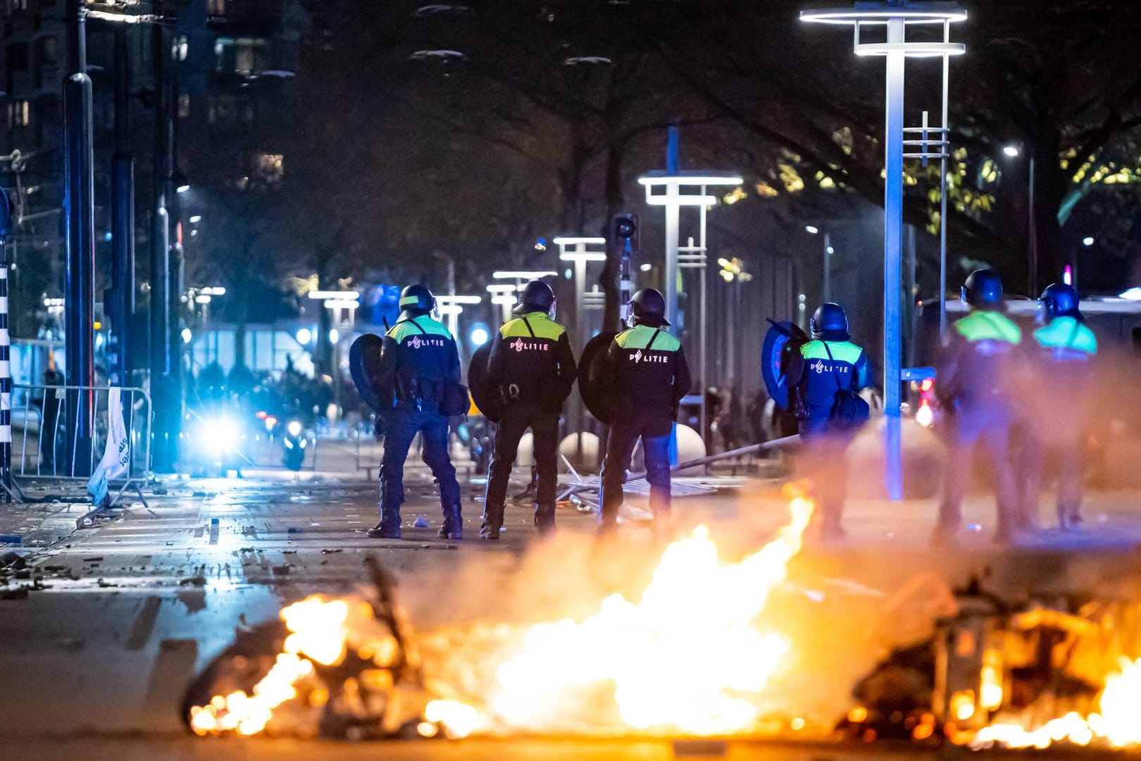 Polizisten während der Ausschreitungen: Eine umfassende Untersuchung zum Waffeneinsatz der Polizei wurde angekündigt.