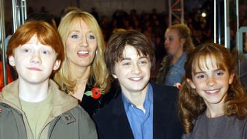 Die Schauspieler Rupert Grint (vorn, l-r), Daniel Radcliffe und Emma Watson und die Autorin J.