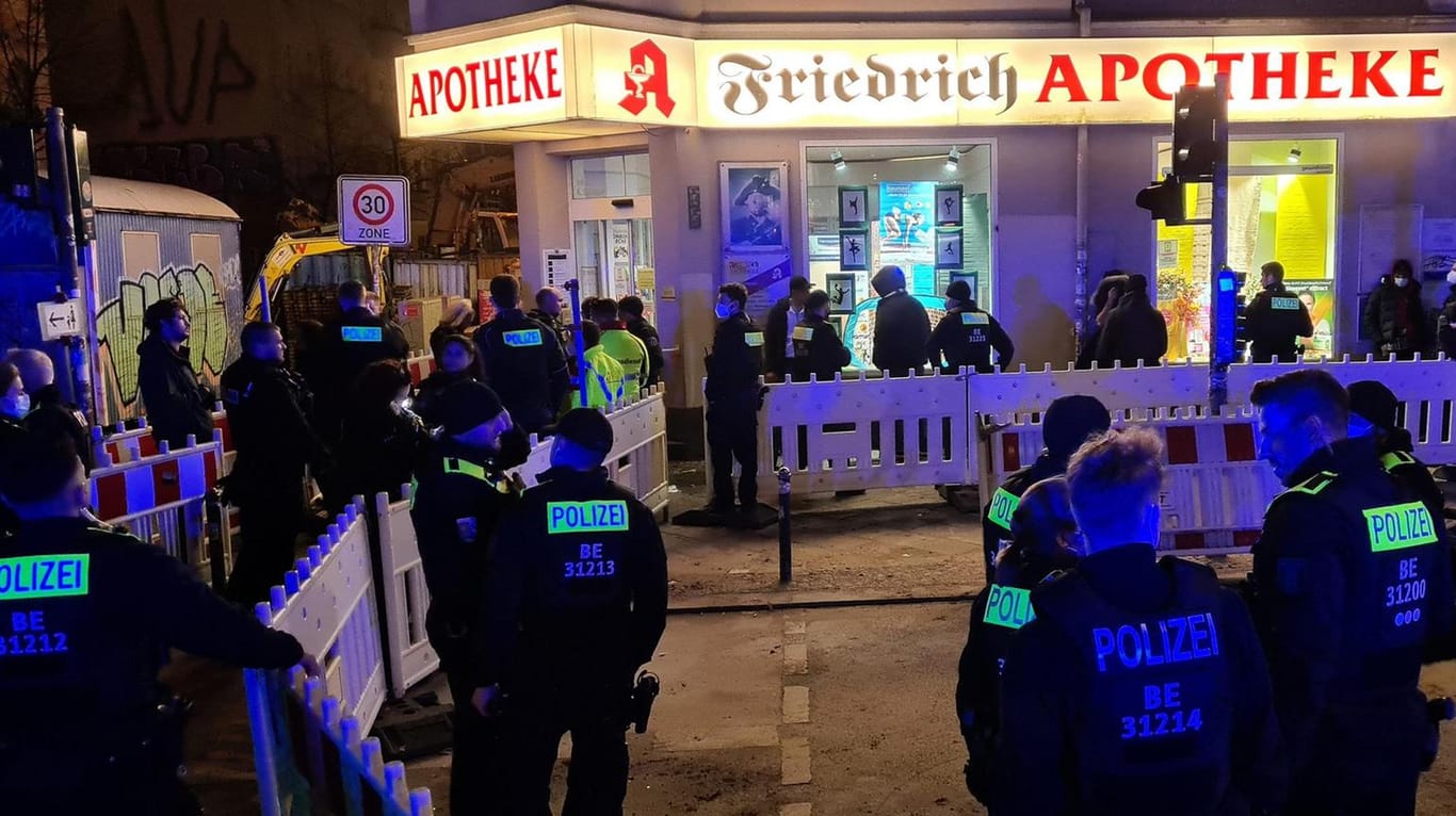 Großaufgebot der Polizei in Berlin-Friedrichshain: Ein Streit eskalierte und sorgte für einen Großeinsatz der Polizei.