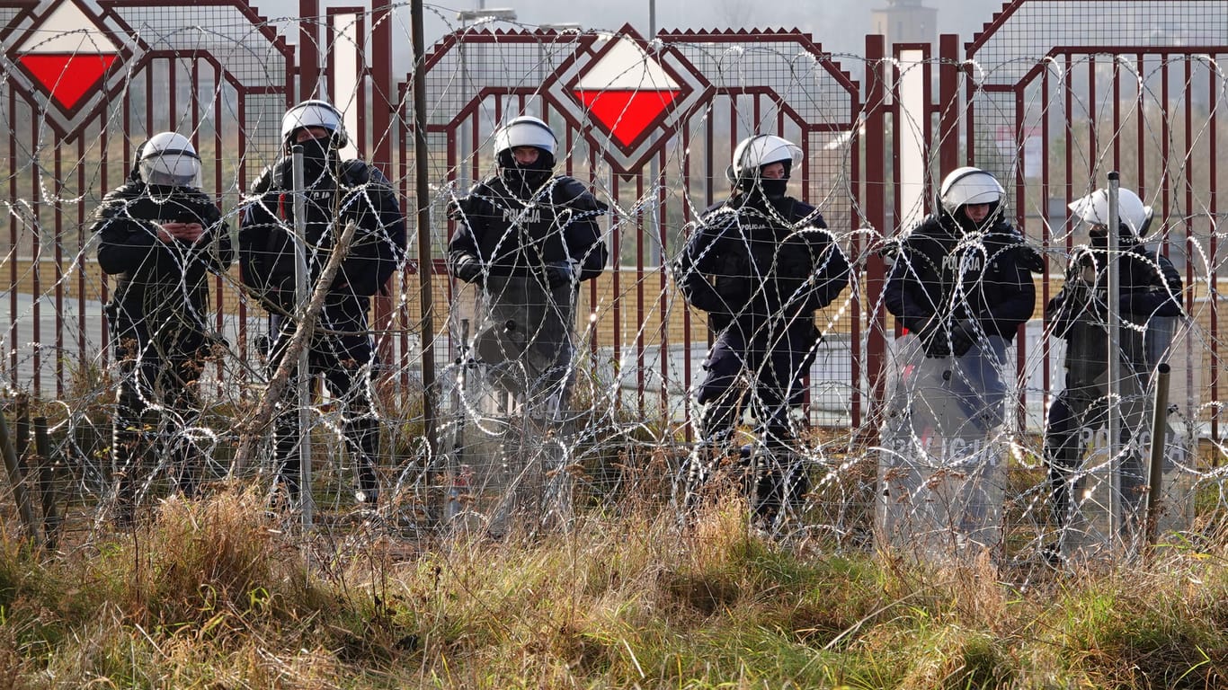 Polnische Sicherheitskräfte an der Grenze: "Wir müssen uns darauf einstellen, dass dieses Problem noch monatelang andauern wird."