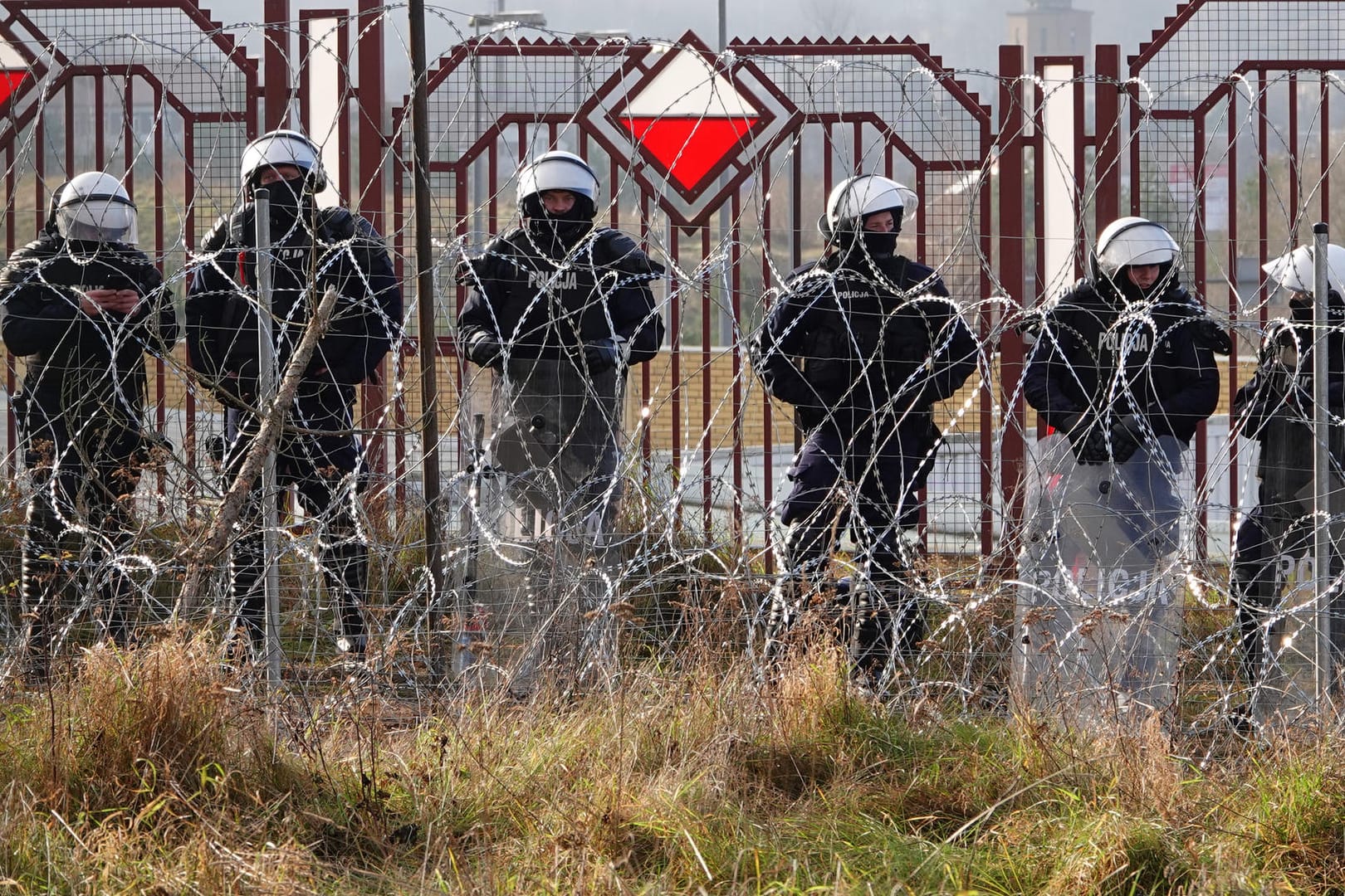 Polnische Sicherheitskräfte an der Grenze: "Wir müssen uns darauf einstellen, dass dieses Problem noch monatelang andauern wird."