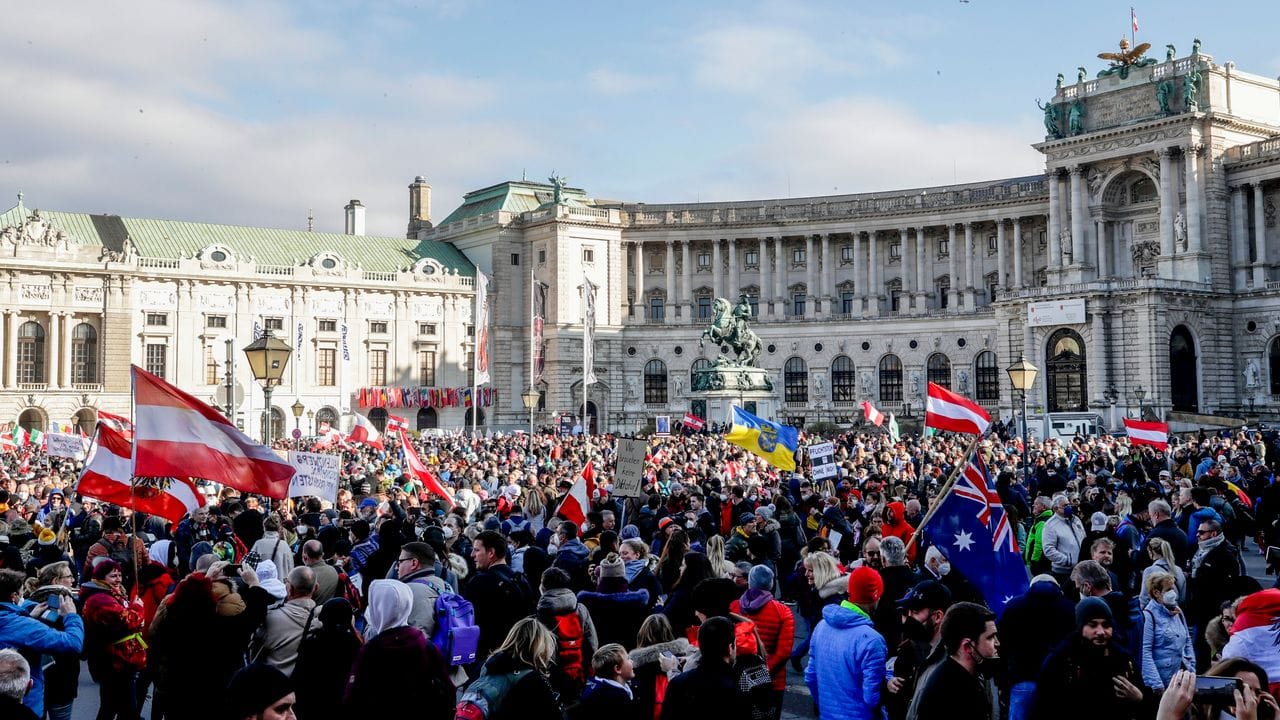 Vor der Wiener Hofburg haben sich Demonstranten gegen die österreichische Corona-Politik versammelt. Vor der Wiener Hofburg haben sich Demonstranten gegen die österreichische Corona-Politik versammelt.