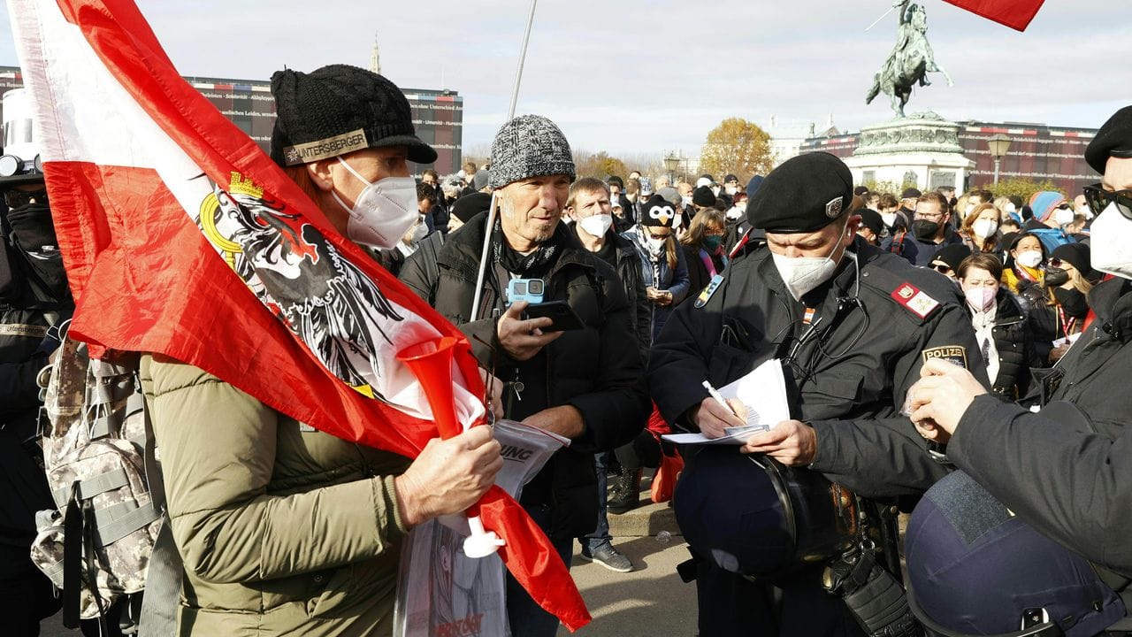 Polizisten kontrollieren einen Demonstranten. Polizisten kontrollieren einen Demonstranten.
