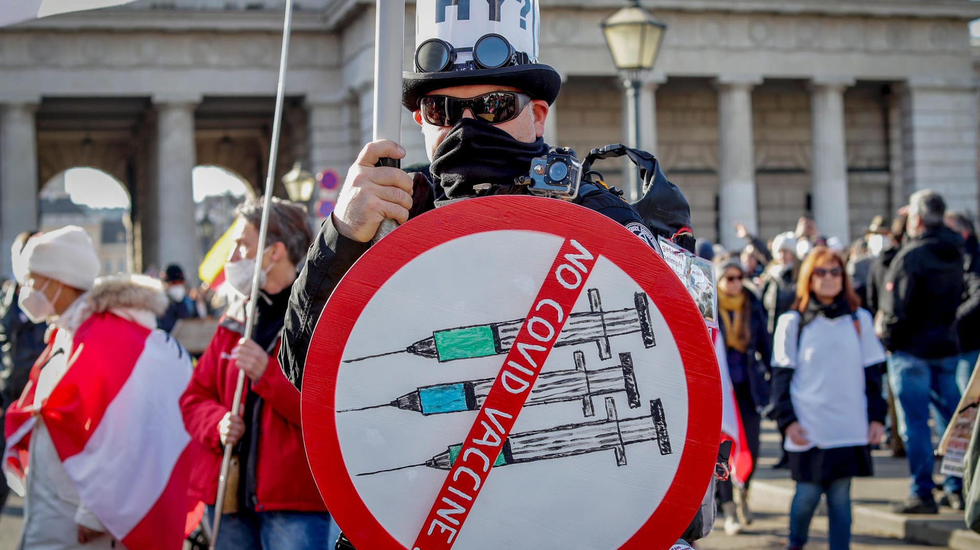 Ein Mann bei der Demonstration in Wien: Tausende Menschen gingen gegen die Corona-Maßnahmen auf die Straße.