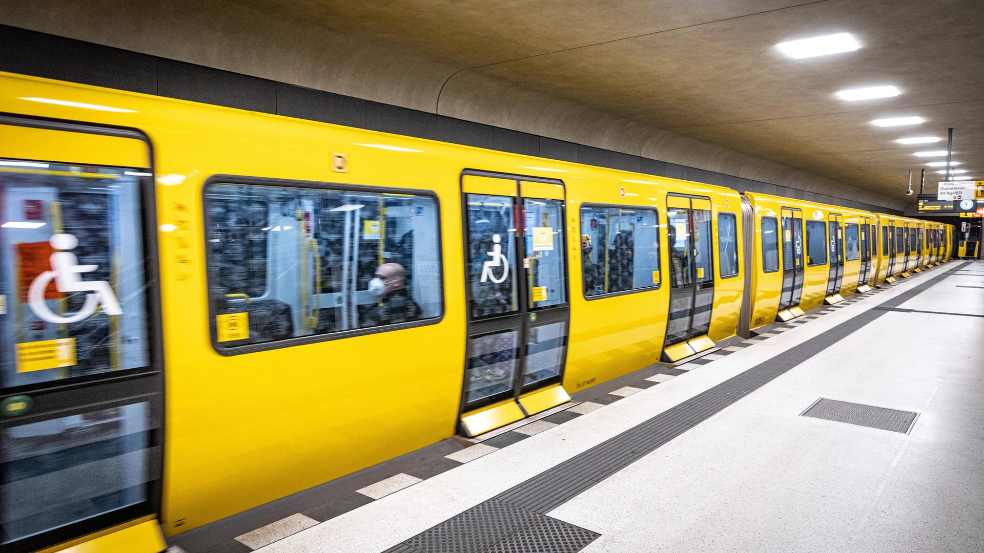 Eine U-Bahn in Berlin (Archivbild): Ein neunjähriges Mädchen wurde von einem Mann attackiert. Eine U-Bahn in Berlin (Archivbild): Ein neunjähriges Mädchen wurde von einem Mann attackiert.