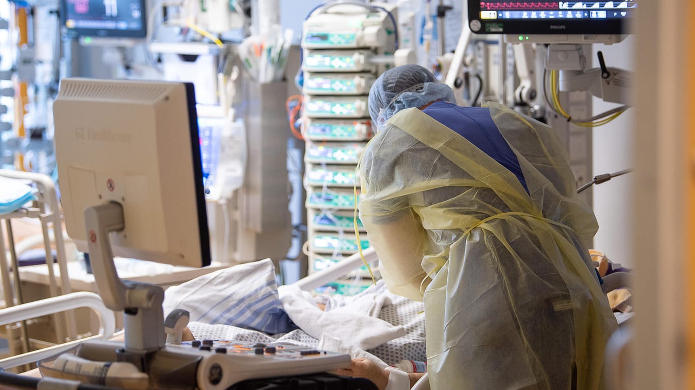 Ein Intensivpfleger arbeitet auf einer Intensivstation an einem Covid-19-Patienten: Einige Kliniken haben gar keine freien Intensivbetten mehr.