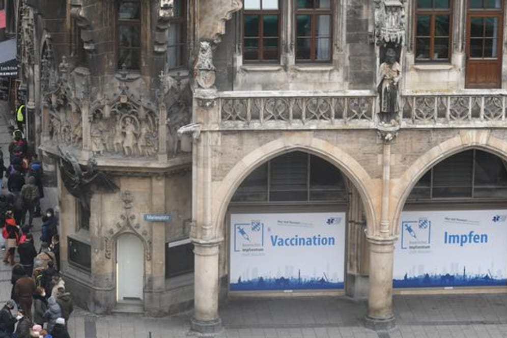 Münchner stehen vor einer Impfstation Schlange