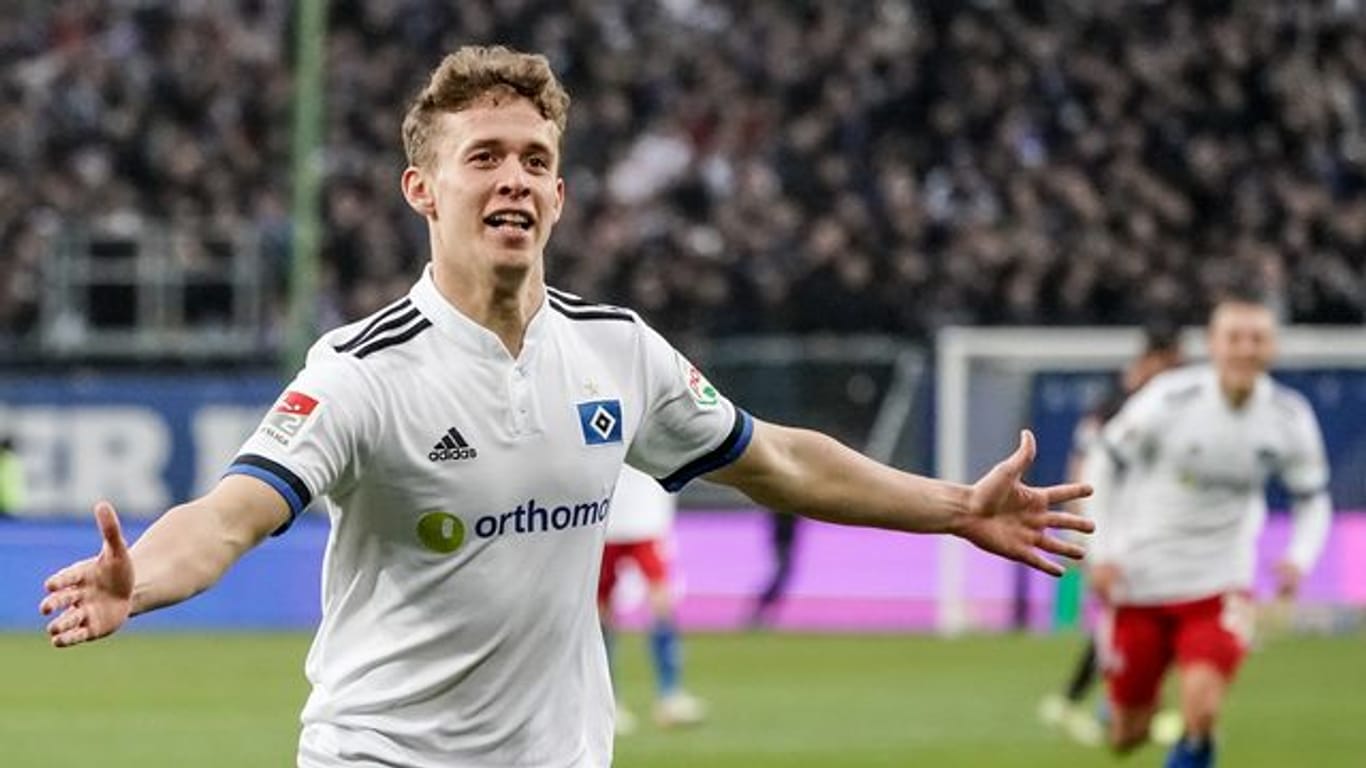 Hamburgs Anssi Suhonen feiert seinen Treffer zum 4:1-Sieg über Jahn Regensburg.