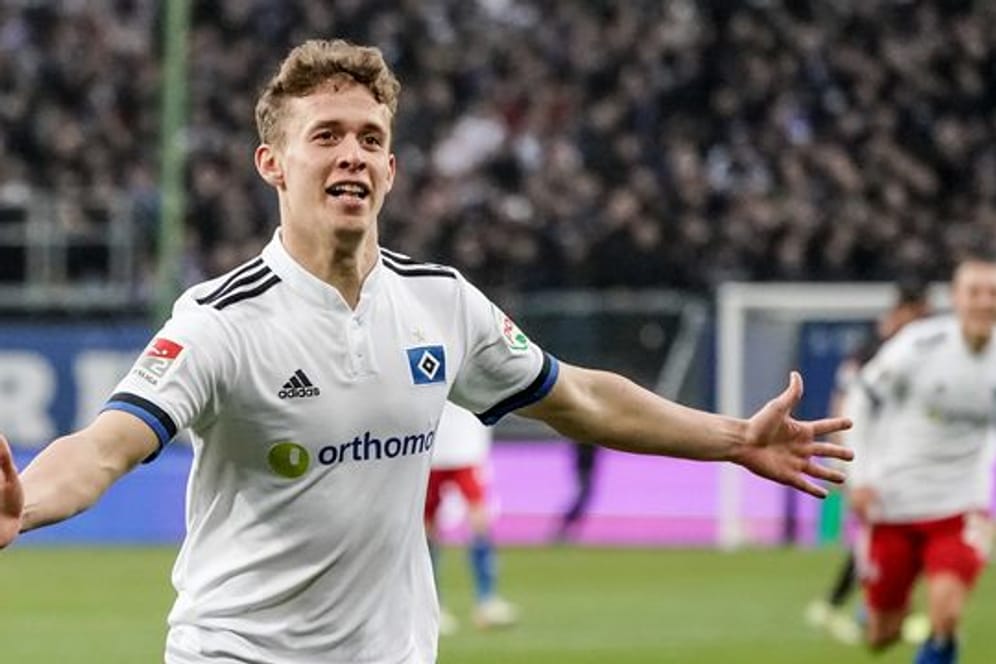 Hamburgs Anssi Suhonen feiert seinen Treffer zum 4:1-Sieg über Jahn Regensburg.