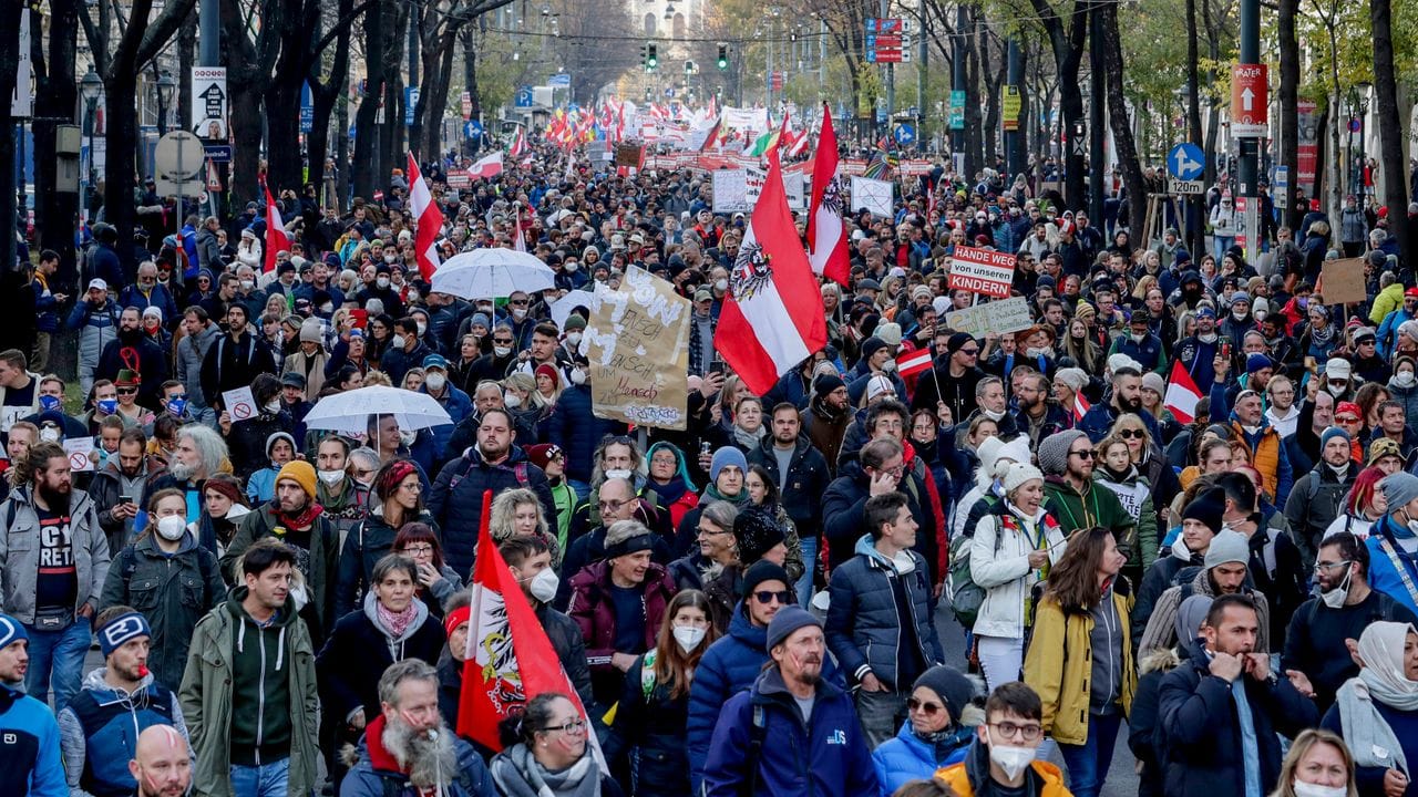 Zahlreiche Menschen nehmen in Wien an der Demonstration gegen die Coronavirus-Beschränkungen teil. Zahlreiche Menschen nehmen in Wien an der Demonstration gegen die Coronavirus-Beschränkungen teil.