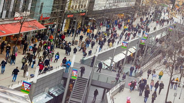 Passanten gehen durch die Innenstadt von Hannover
