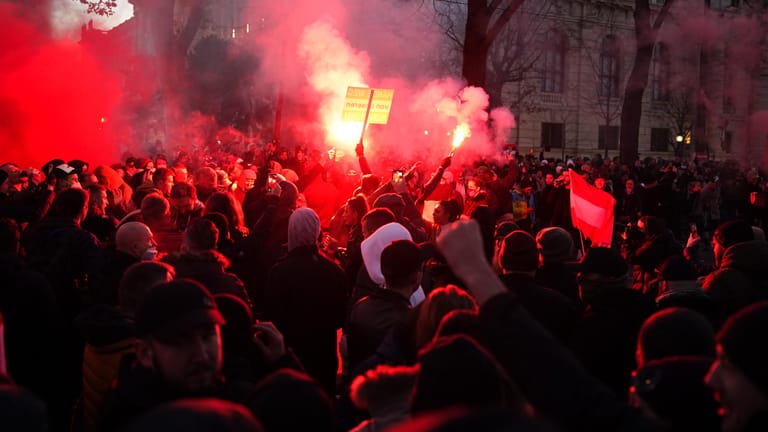 Gegner der Corona-Maßnahmen zünden Bengalo-Feuer in Wien: Zur größten Protestveranstaltung hatte die rechtsextreme FPÖ aufgerufen.