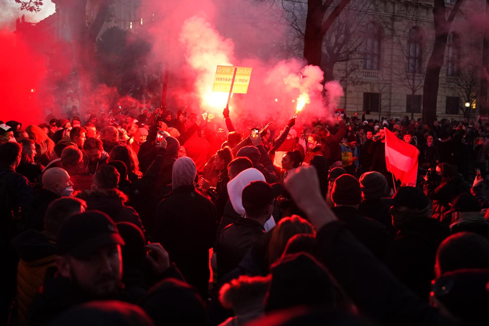 Gegner der Corona-Maßnahmen zünden Bengalo-Feuer in Wien: Zur größten Protestveranstaltung hatte die rechtsextreme FPÖ aufgerufen.