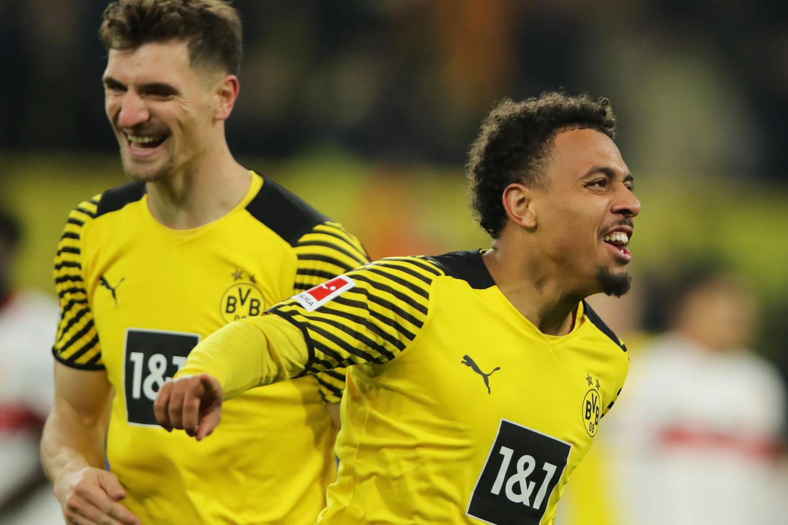 Donyell Malen (r.) feiert seinen Treffer zum 1:0: Der BVB holte einen wichtigen Sieg gegen Stuttgart.