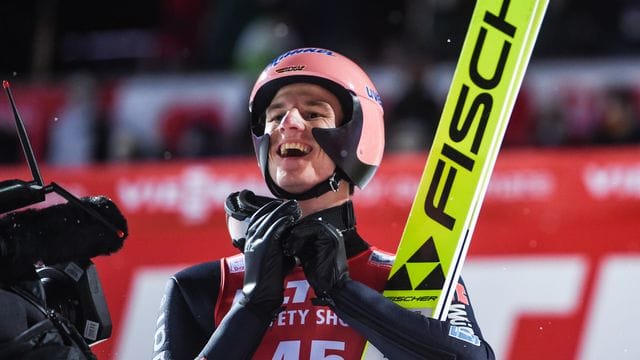 Skispringer Karl Geiger hat den Auftaktwettbewerb im russischen Nischni Tagil gewonnen.