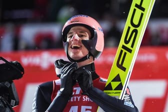 Skispringer Karl Geiger hat den Auftaktwettbewerb im russischen Nischni Tagil gewonnen.