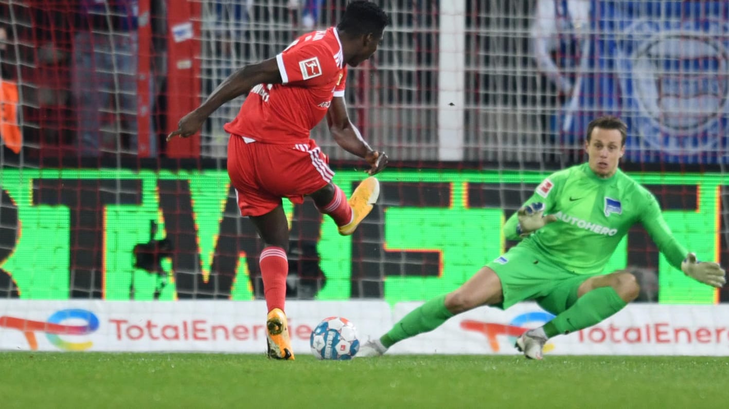 Das Führungstor: Unions Awonyi (li.) trifft gegen Hertha-Keeper Schwolow. Das Führungstor: Unions Awonyi (li.) trifft gegen Hertha-Keeper Schwolow.