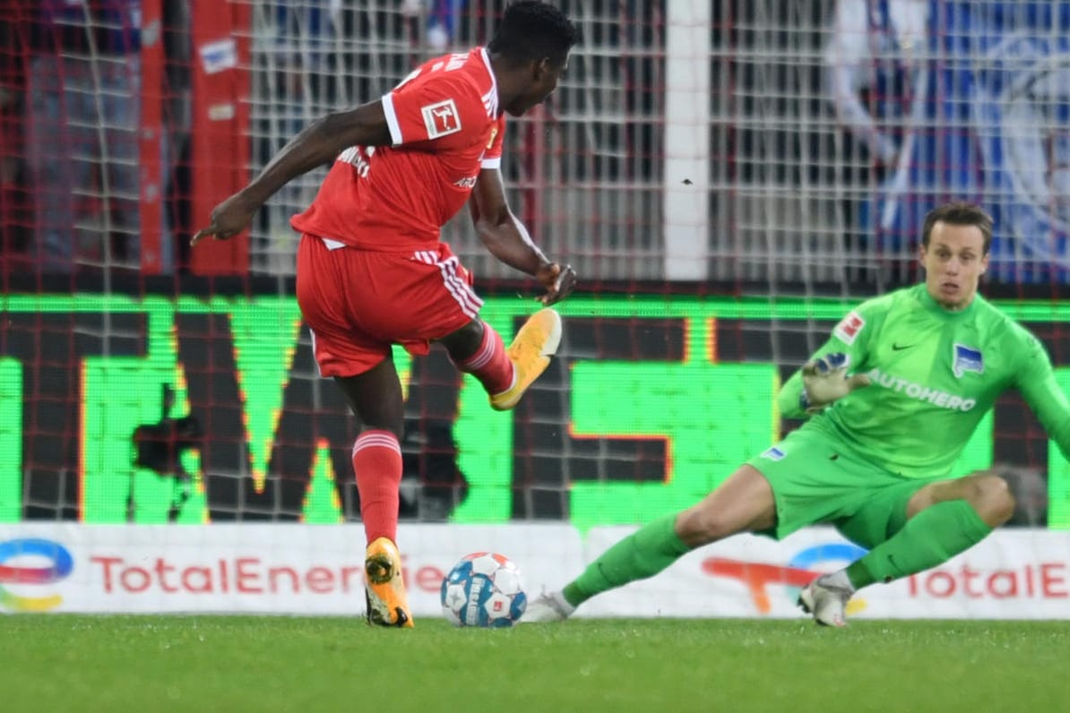 Das Führungstor: Unions Awonyi (li.) trifft gegen Hertha-Keeper Schwolow.