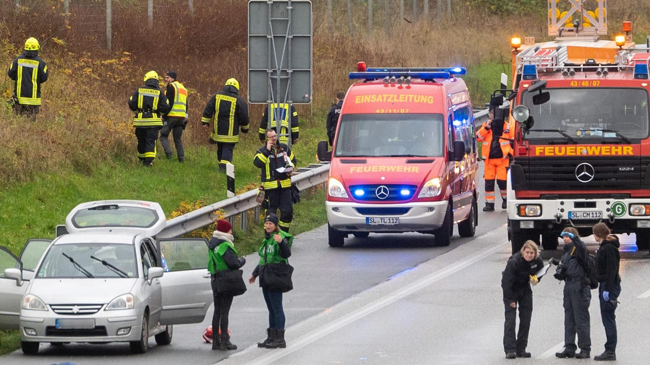 Polizei und Rettungskräfte auf der Autobahn 7 bei Tarp: Ein 33-Jähriger wurde festgenommen.