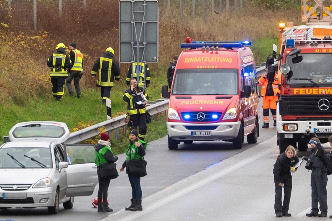 Polizei und Rettungskräfte auf der Autobahn 7 bei Tarp: Ein 33-Jähriger wurde festgenommen.