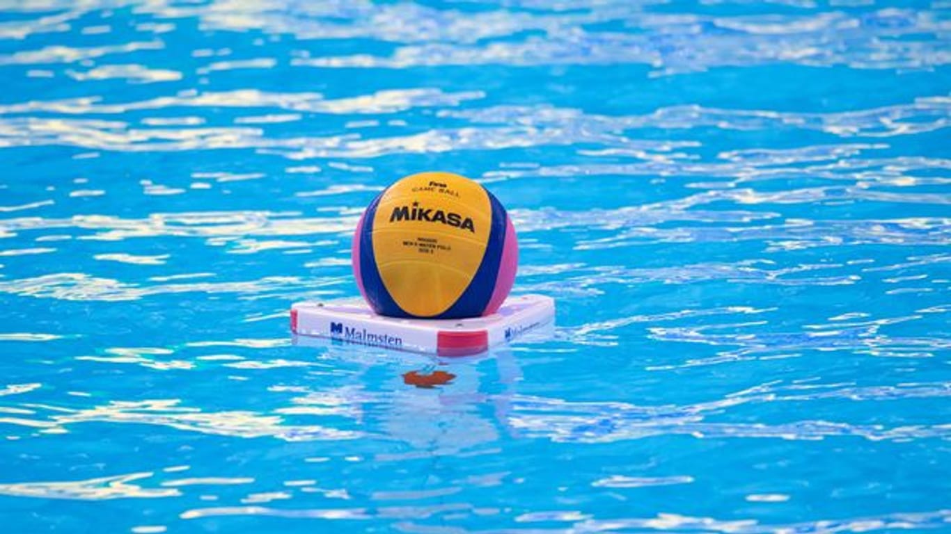 Ein Spielball schwimmt vor einem Match im Wasser