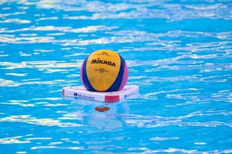 Ein Spielball schwimmt vor einem Match im Wasser