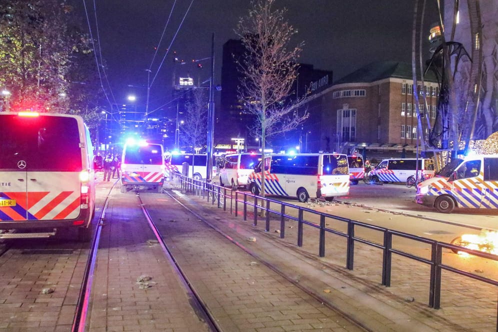 Polizeifahrzeuge in der Innenstadt von Rotterdam (Archivbild): Die zweite Nacht in Folge gab es Krawalle nach Protesten gegen die Corona-Politik der Regierung.