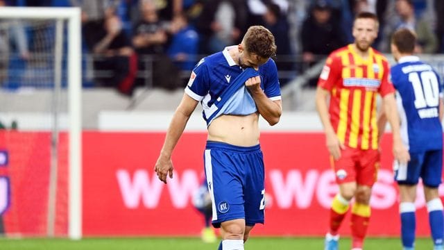 Christoph Kobald vom Karlsruher SC geht über den Platz