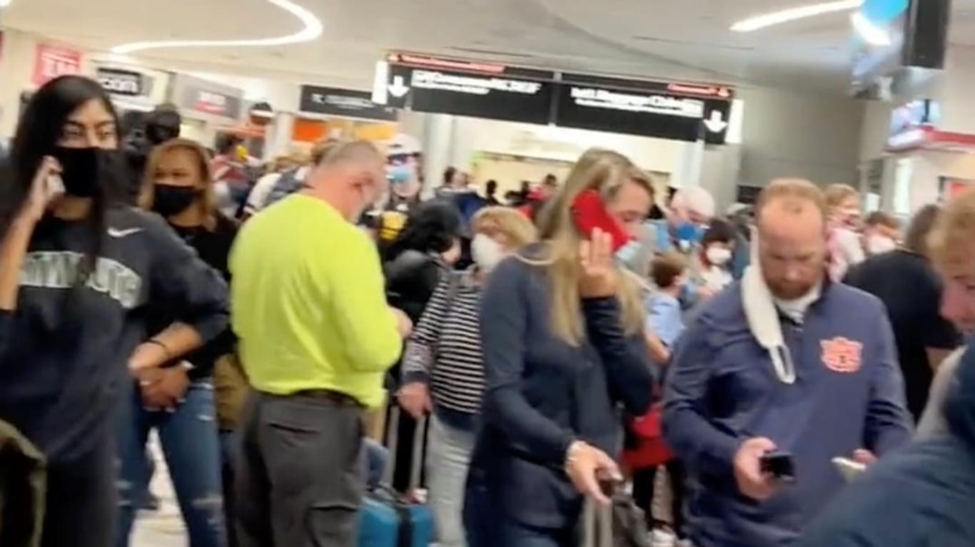 Passagiere stehen in der Abflughalle am Flughafen von Atlanta: Ein Schuss sorgte für Aufregung, es gab aber keine Verletzten.