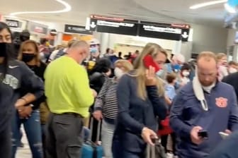 Passagiere stehen in der Abflughalle am Flughafen von Atlanta: Ein Schuss sorgte für Aufregung, es gab aber keine Verletzten.