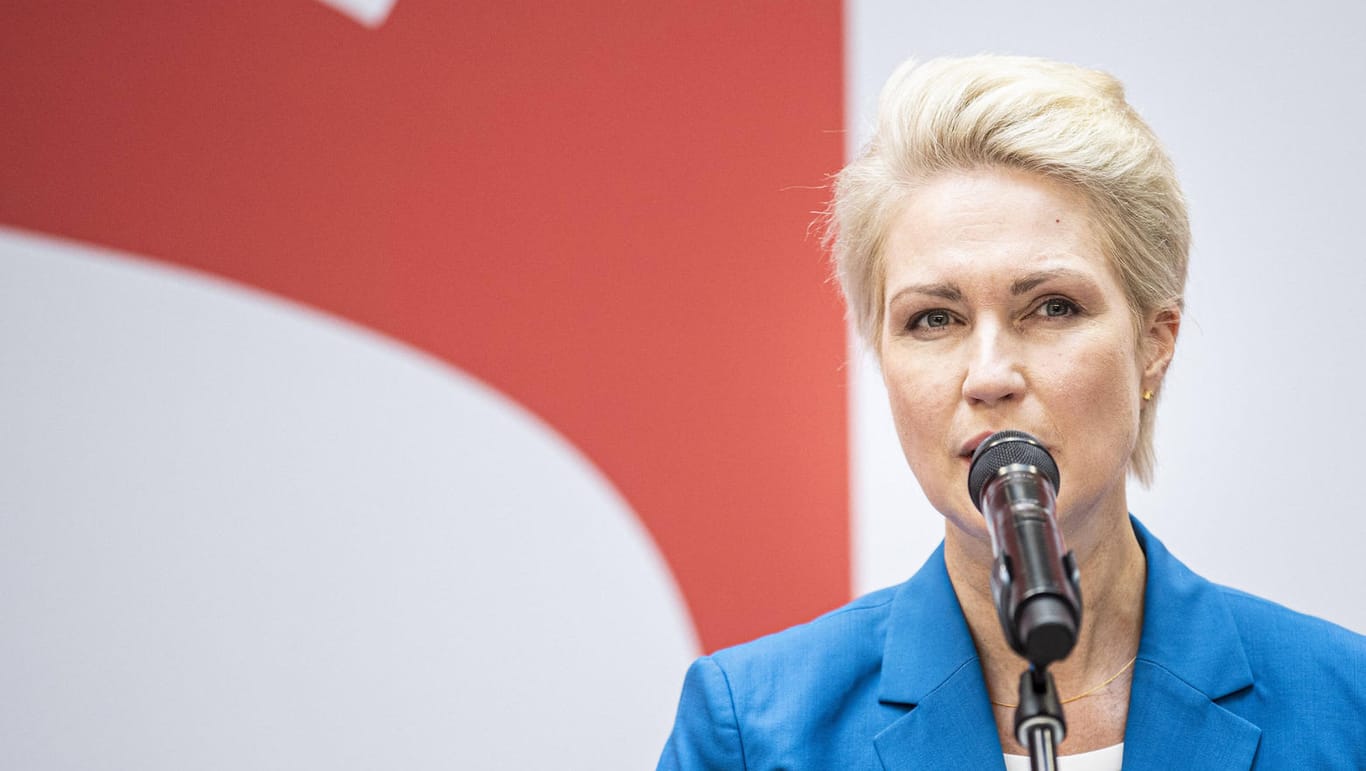 Manuela Schwesig spricht in der SPD-Parteizentrale (Archivbild): Die Ministerpräsidentin kritisiert die Impfstoff-Politik von Jens Spahn.