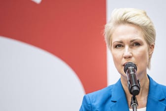 Manuela Schwesig spricht in der SPD-Parteizentrale (Archivbild): Die Ministerpräsidentin kritisiert die Impfstoff-Politik von Jens Spahn.