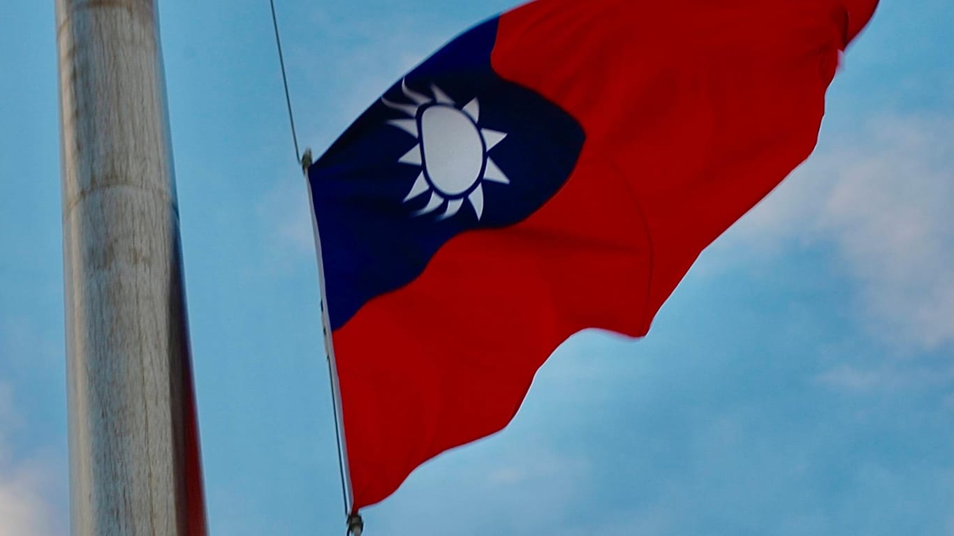 Die Flagge Taiwans (Achiv): Aus Furcht vor chinesischen Repressalien bezeichnet Taiwan seine De-facto-Botschaften im Ausland üblicherweise als "Taipeh Vertretung".