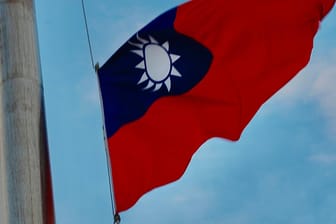 Die Flagge Taiwans (Achiv): Aus Furcht vor chinesischen Repressalien bezeichnet Taiwan seine De-facto-Botschaften im Ausland üblicherweise als "Taipeh Vertretung".