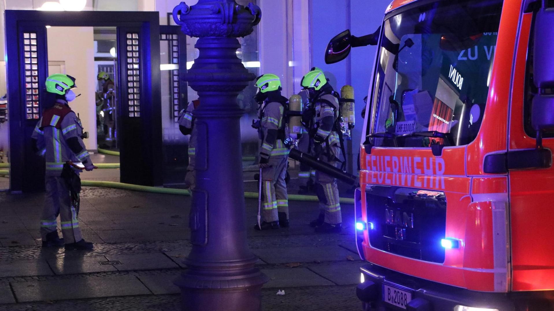 Feuerwehrkräfte im Einsatz: In einem Zimmer eines Hotels am Kudamm war ein Feuer ausgebrochen. Feuerwehrkräfte im Einsatz: In einem Zimmer eines Hotels am Kudamm war ein Feuer ausgebrochen.