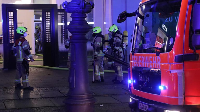 Feuerwehrkräfte im Einsatz: In einem Zimmer eines Hotels am Kudamm war ein Feuer ausgebrochen.