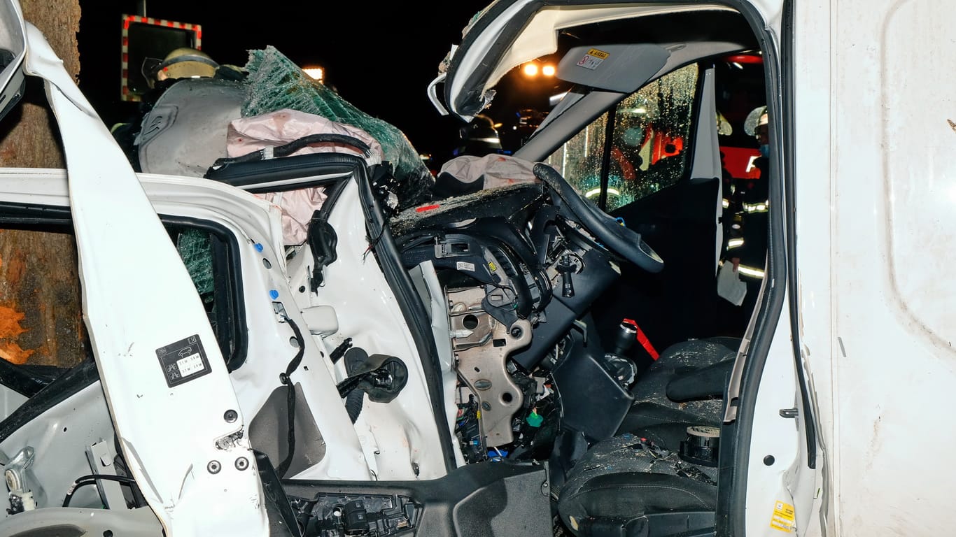 Der völlig zerstörte Fahrerraum des Unfallwagens: Auch der Fahrer schwebte zunächst in Lebensgefahr.