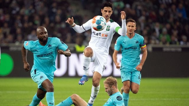 Gladbachs Lars Stindl (M) lässt sich von den Fürther Spielern nicht aufhalten. Gladbachs Lars Stindl (M) lässt sich von den Fürther Spielern nicht aufhalten.