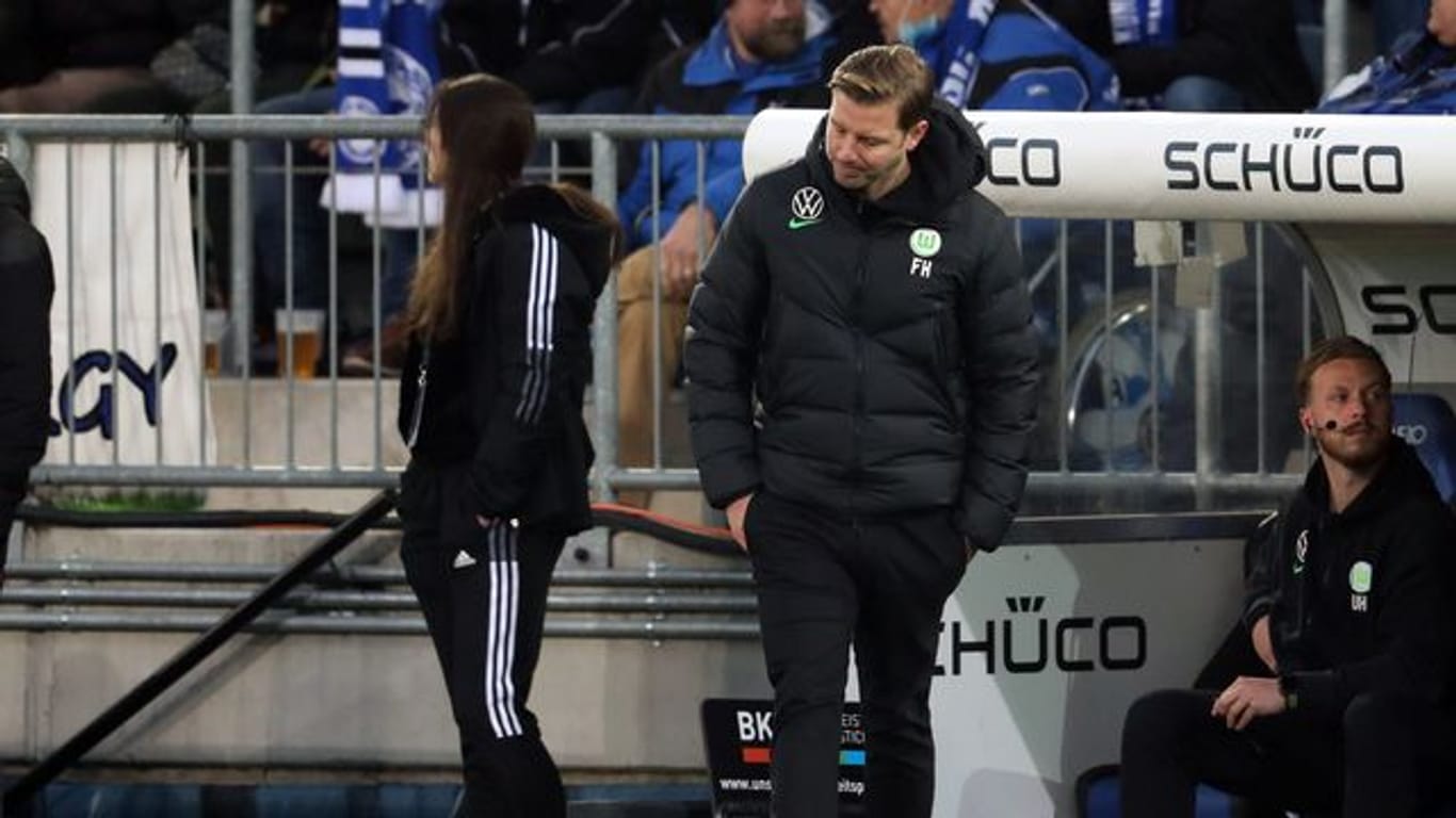 Im Spiel bei Arminia Bielefeld reagiert Wolfsburgs Trainer Florian Kohfeldt an der Seitenlinie.